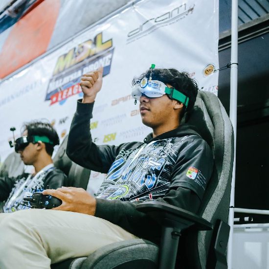 jan-image FPV pilot Jan with thumbs up and goggles down